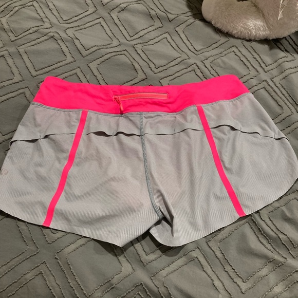 Beautiful LULULEMON shorts size 10 - Picture 3 of 6